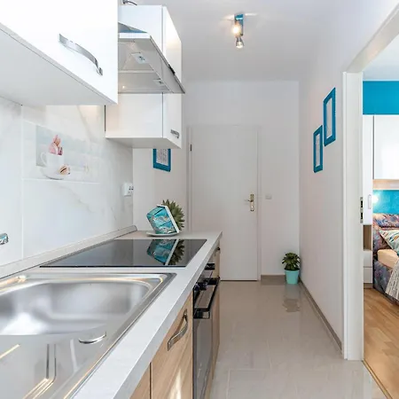 Stunning In With Kitchen Apartment *
